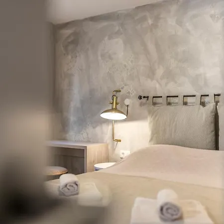 Diamond In The Heart Of The Palace Apartment Split
