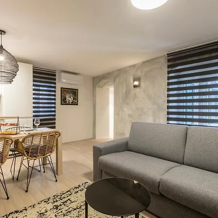 Diamond In The Heart Of The Palace Apartment Split