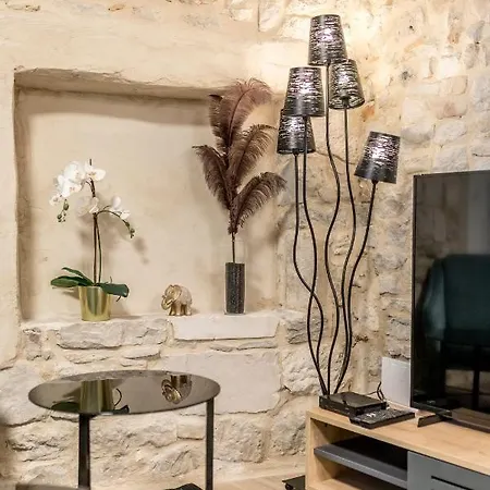 Diamond In The Heart Of The Palace Apartment Split